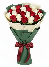 Букет Микс из красных и белых роз в Сельце