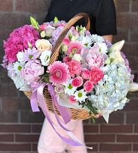 Композиция солнечный день в Сельце Цветочная композиция из Розы, Хризантемы, Пионы и Лизиантусы в корзине в Сельце
