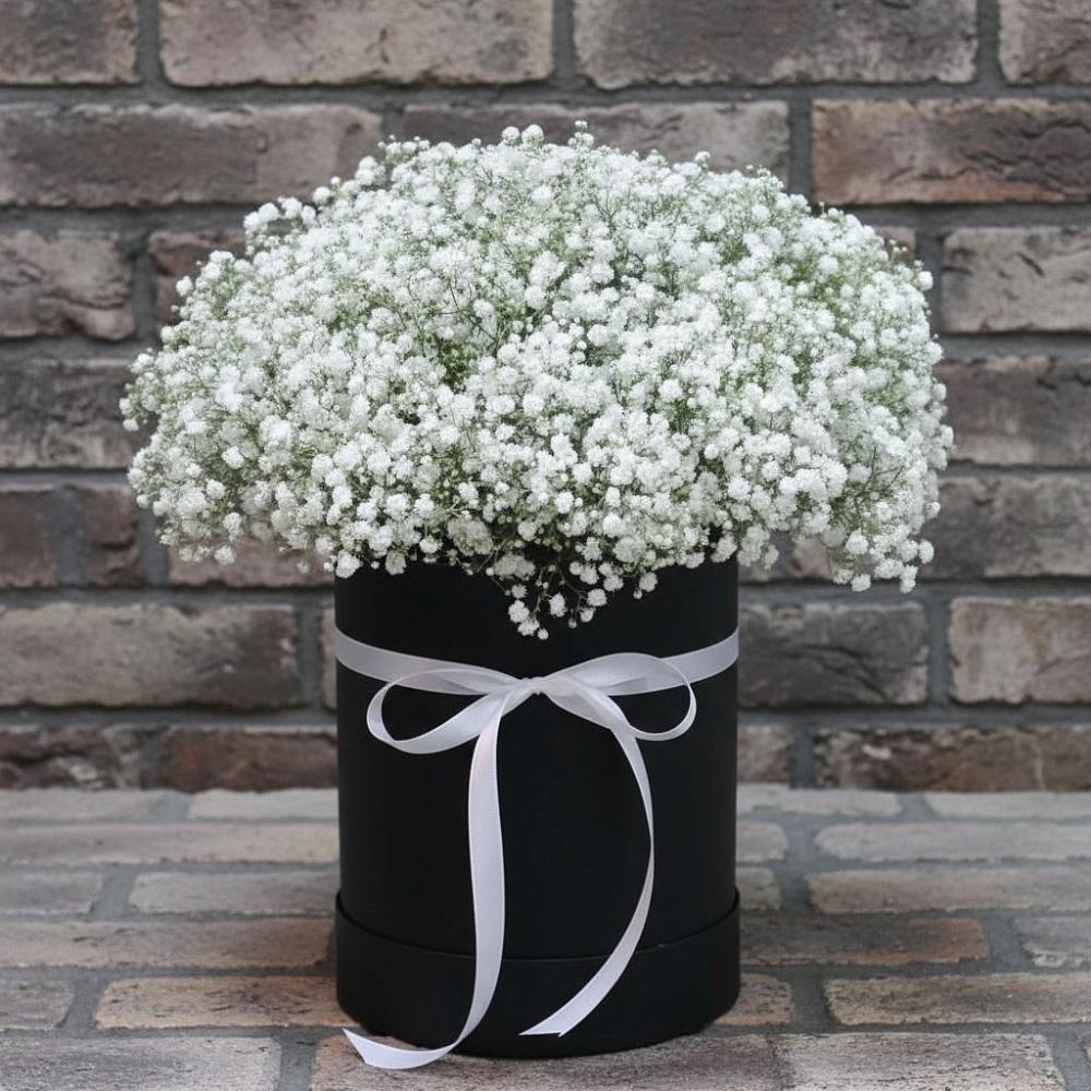 Цветочная композиция из Гипсофила в шляпной коробке в Сельце