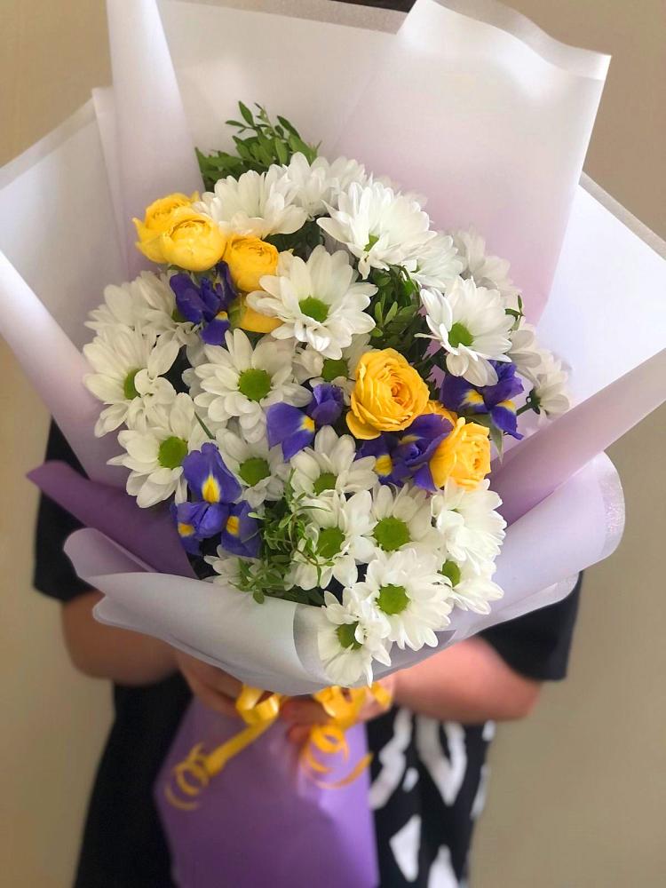 Букет цветов из: Ирисы, Хризантемы и Розы в Сельце
