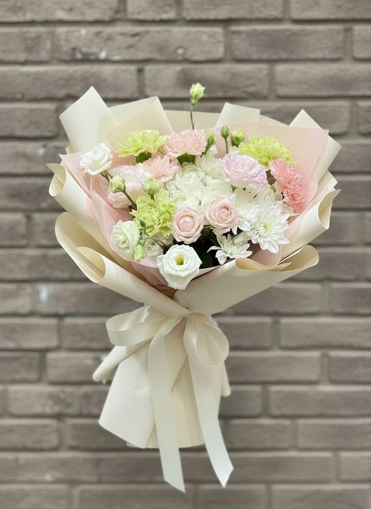 Букет цветов из: Гвоздики, Розы, Лизиантусы и Хризантемы в Сельце