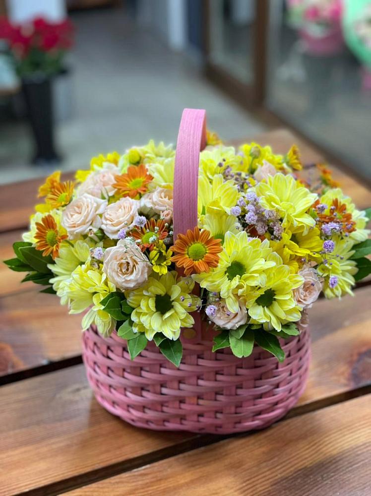 Цветочная композиция из Хризантемы и Розы в корзине в Сельце