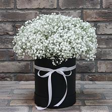 Цветочная композиция из Гипсофила в шляпной коробке в Сельце