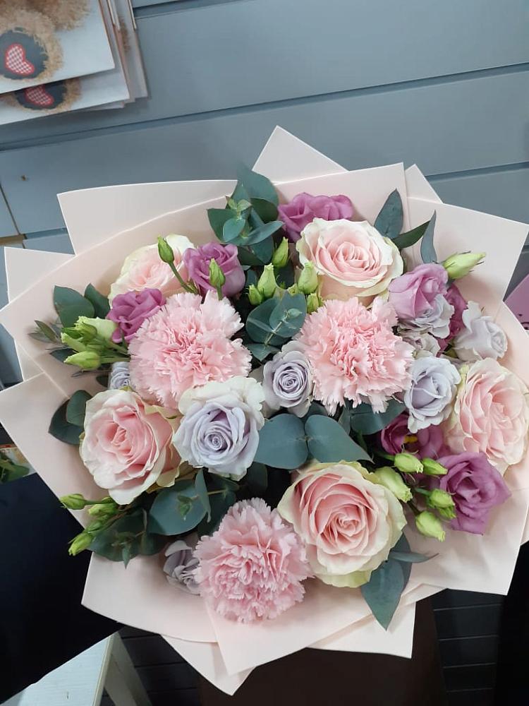 Букет цветов из: Розы, Гвоздики и Лизиантусы в Сельце